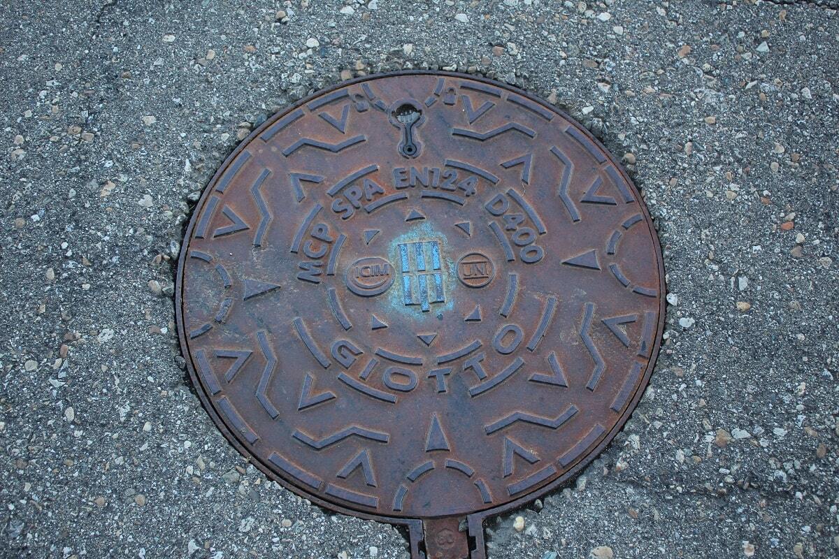 Необычная крышка люка канализации в Турине