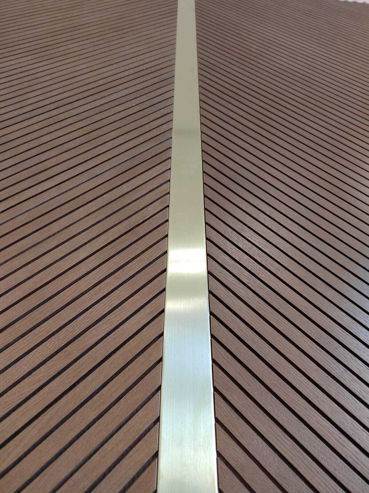 Реечная стеновая панель с латунной вставкой