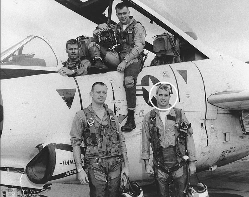 Джон Маккейн с летчиками своей эскадрильи