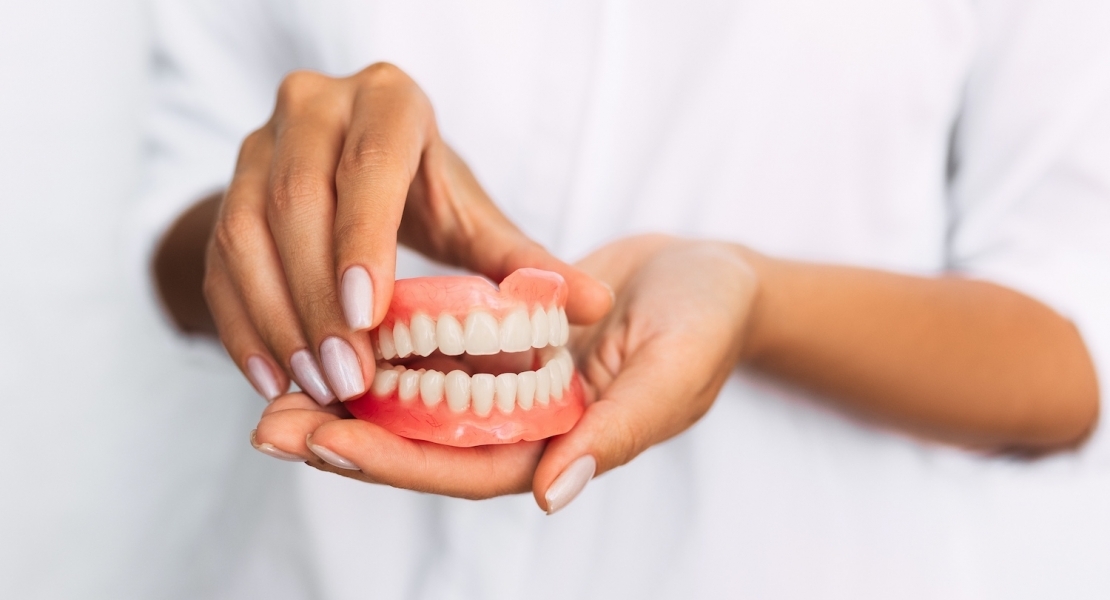 Как закрепить съемные зубные протезы