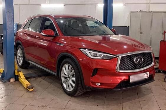 Infiniti QX50 на подъёмнике в боксе сервиса