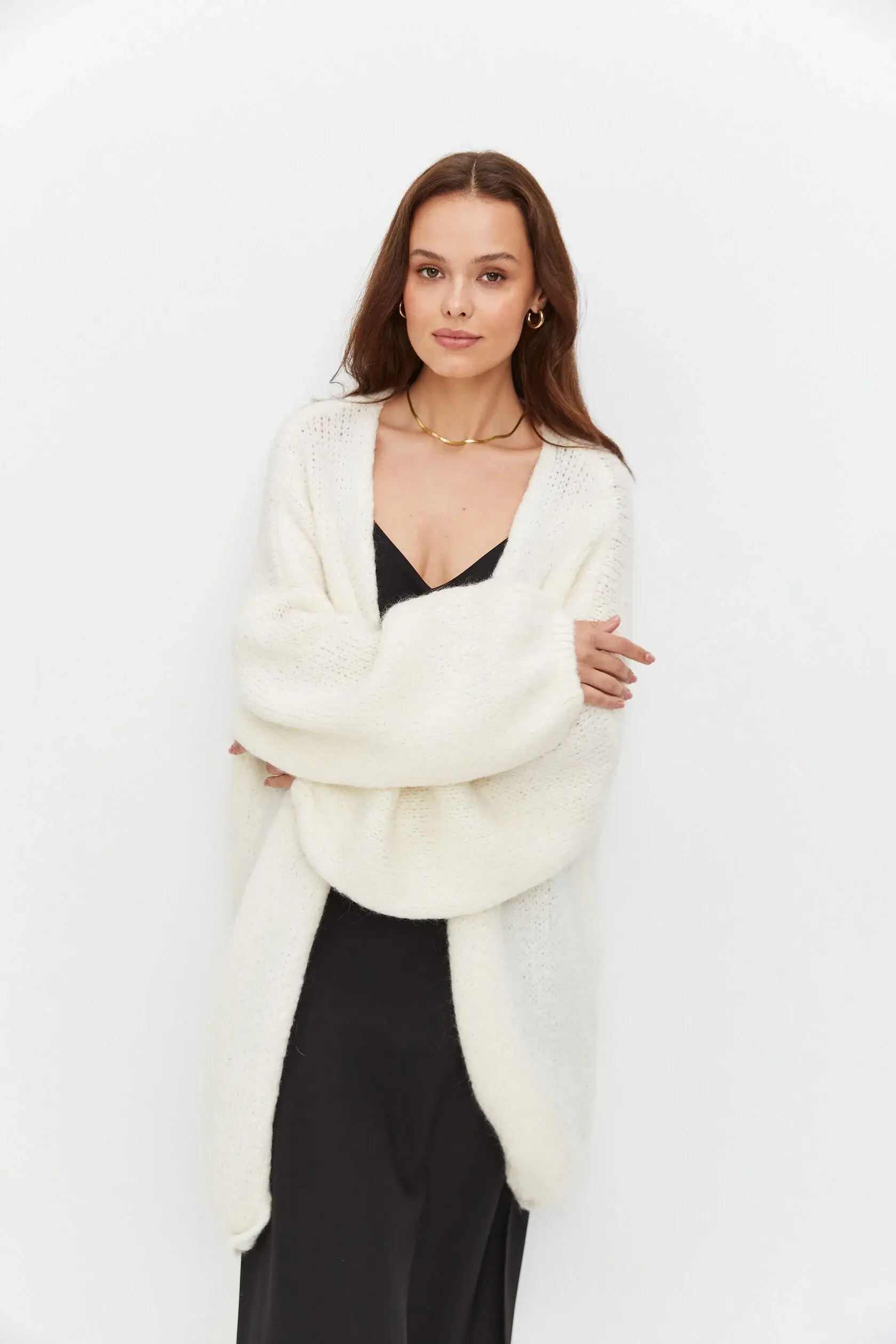 Принцип баланса объема: компактное платье и кардиган оверсайз.