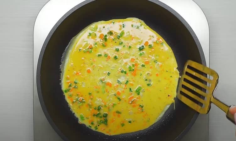 Приготовление японского омлета тамагояки с овощами: шаг 5