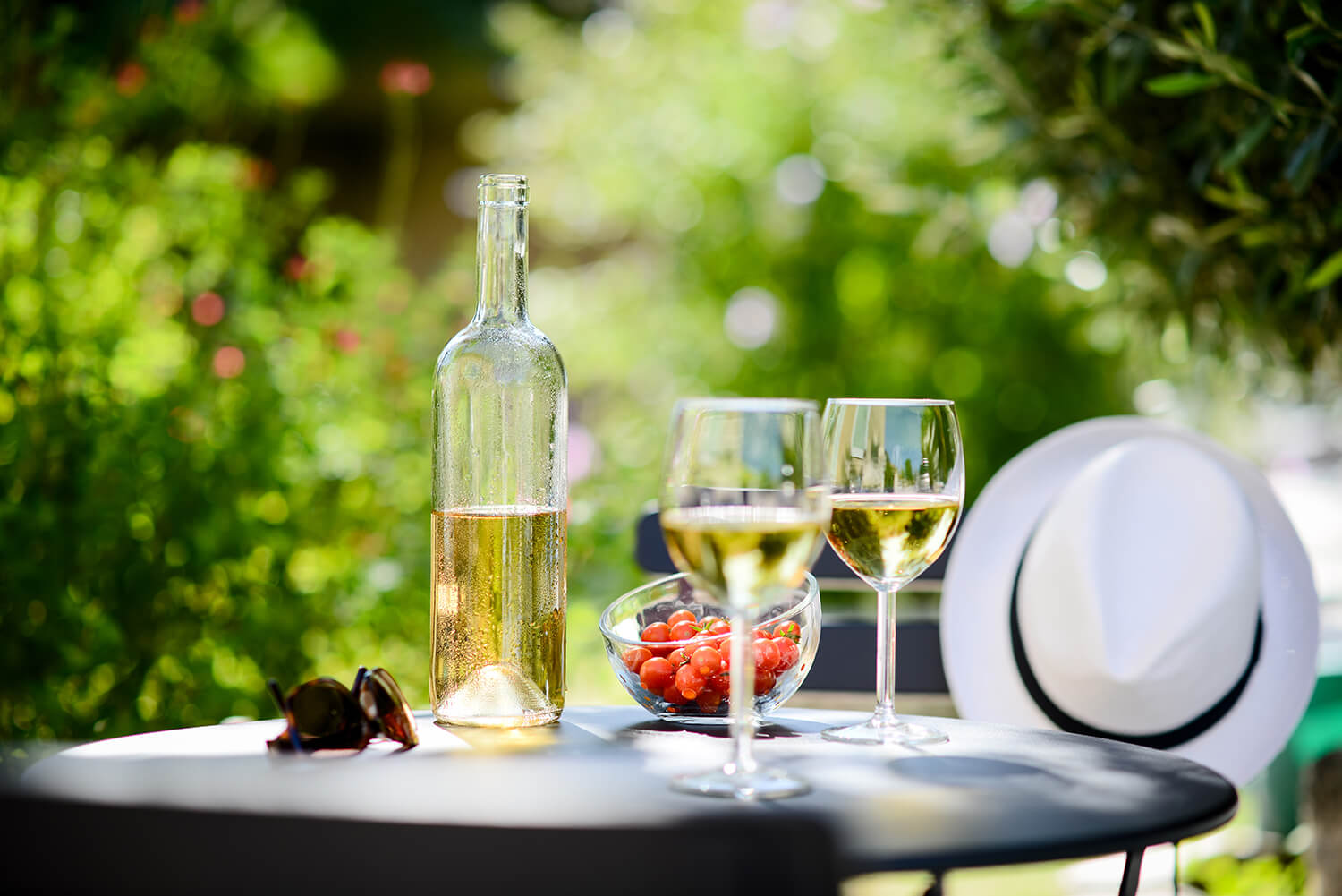Пьем вместо еды. Хорошо сервированный стол на прозрачном фоне с 2 бокалами вина. В жару она советует пить....