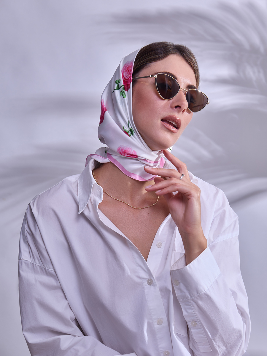 съемка девушки на нейтральном фоне с платком на голове