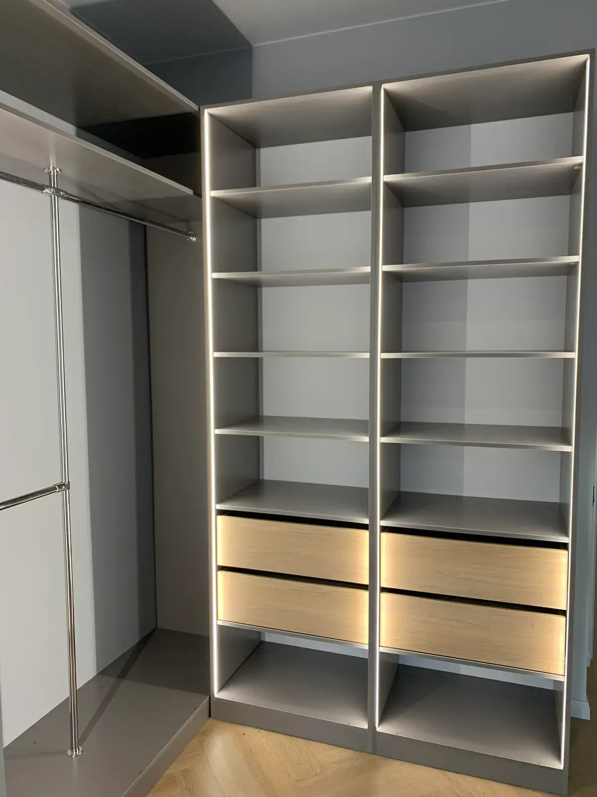 Гардеробная с симметричными секциями для одежды на заказ в Сургуте