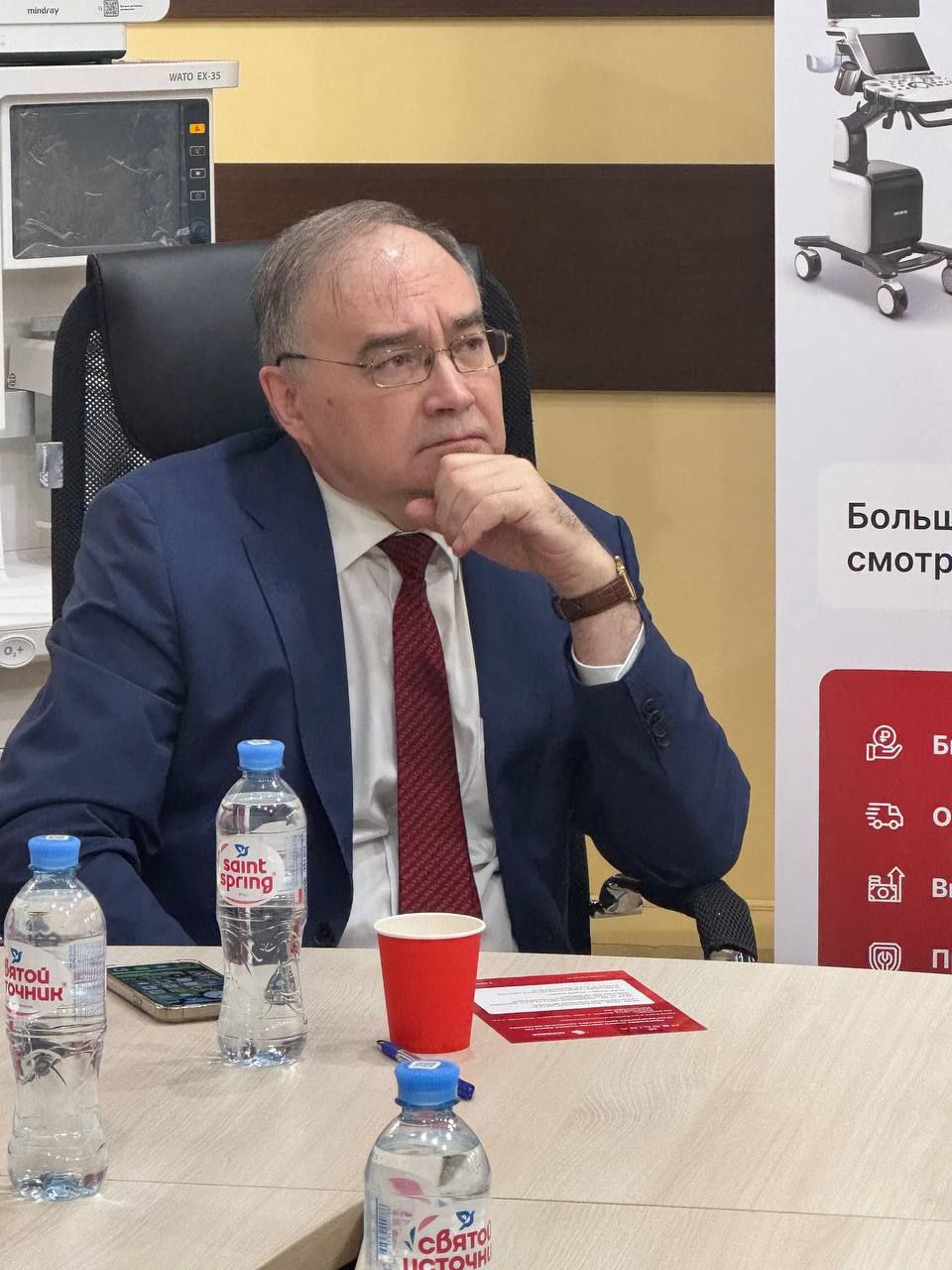 Преподаватель обучает врачей УЗИ диагностике