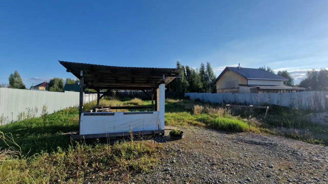 Беседка и хозблок крупным планом