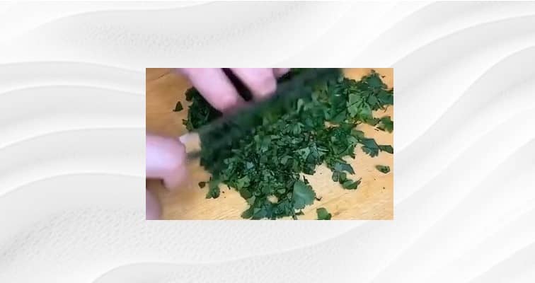Приготовление красного соуса к шашлыку с кинзой по-грузински: шаг 1