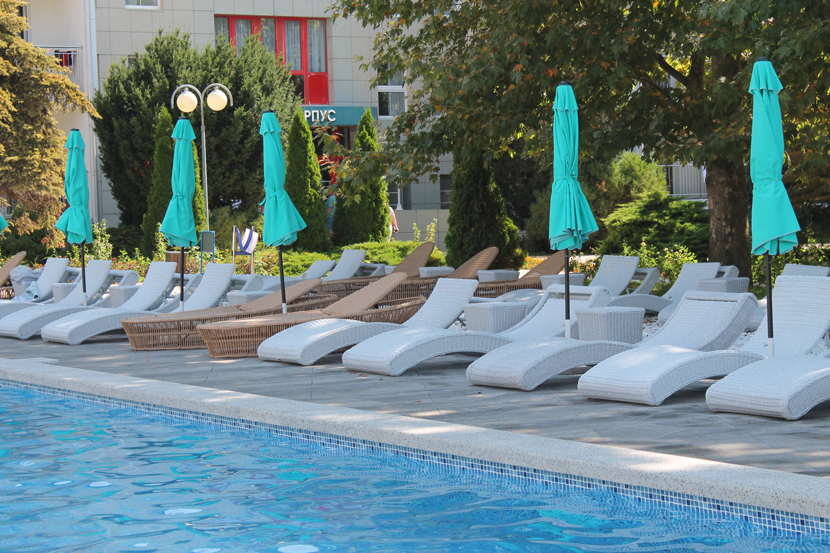 Плетеные шезлонги для спа и бассейнов от Malacca