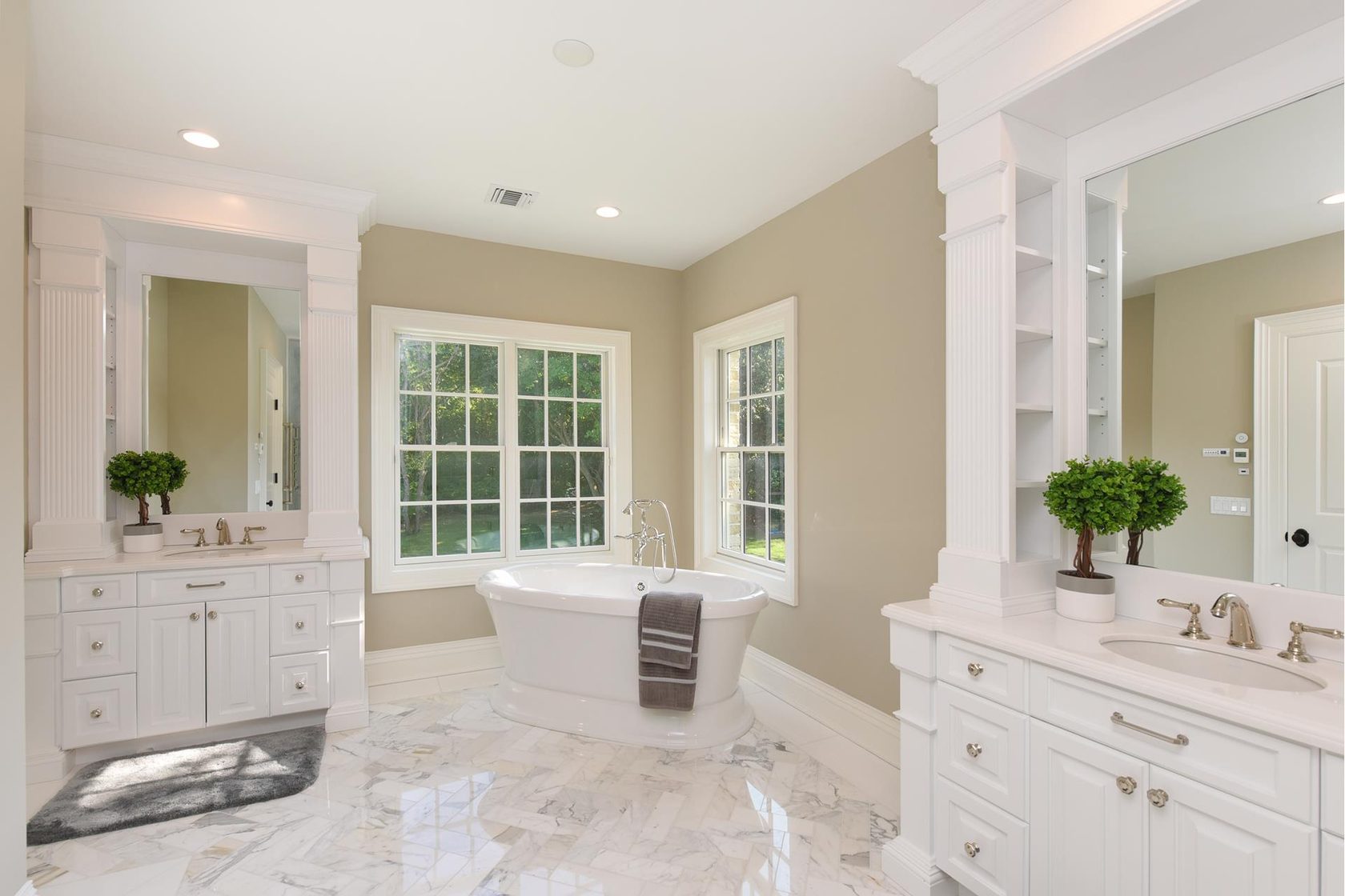 Ванная комната с отдельно стоящей ванной дизайн