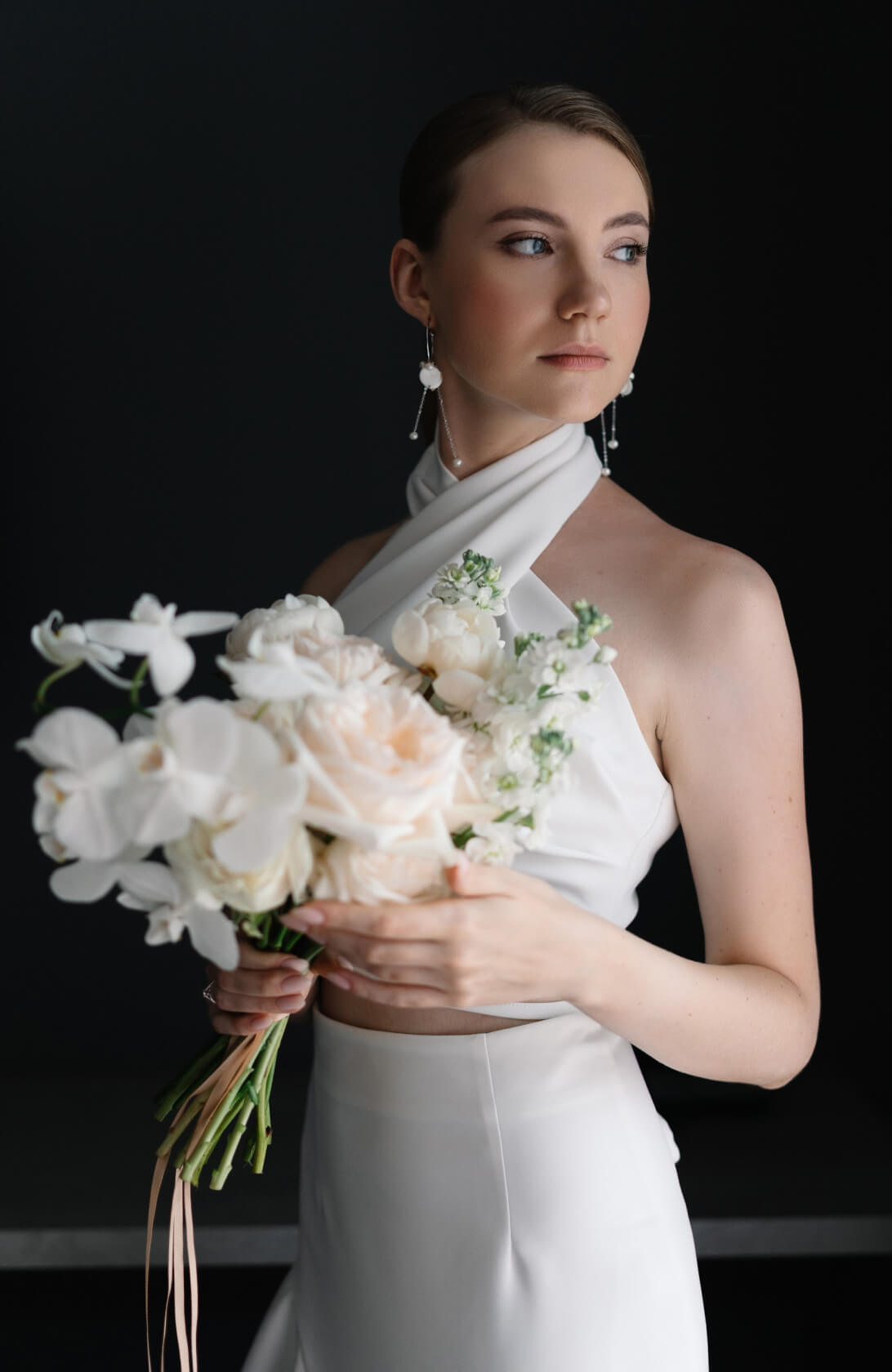 Невеста с букетом в руках