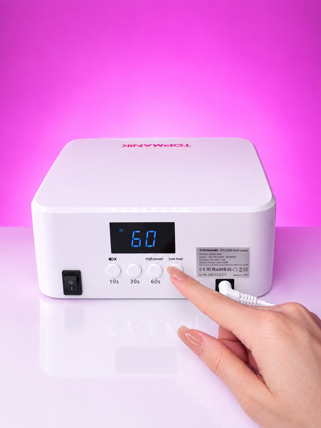 Мастер выставляет время на лампе TOPMANIK QUBO 60W
