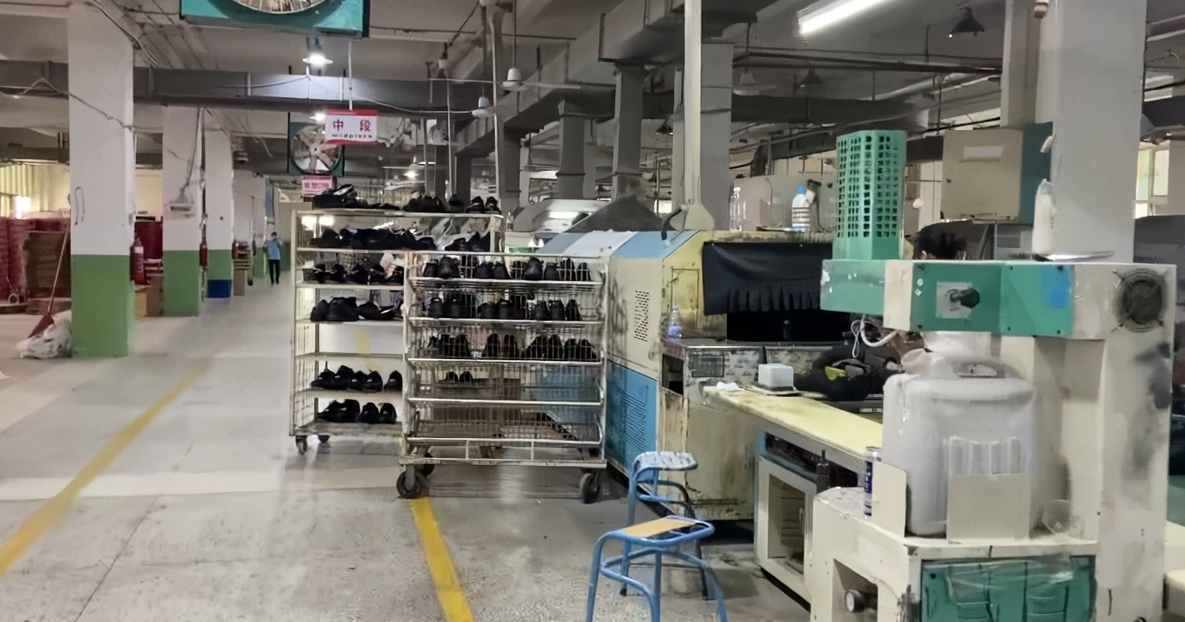Производство кроссовок на фабрике в Китае