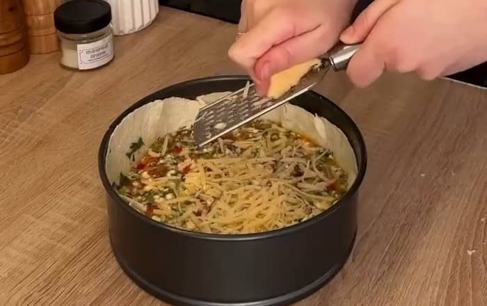 Приготовление тортильи с творогом и сыром в духовке: шаг 4