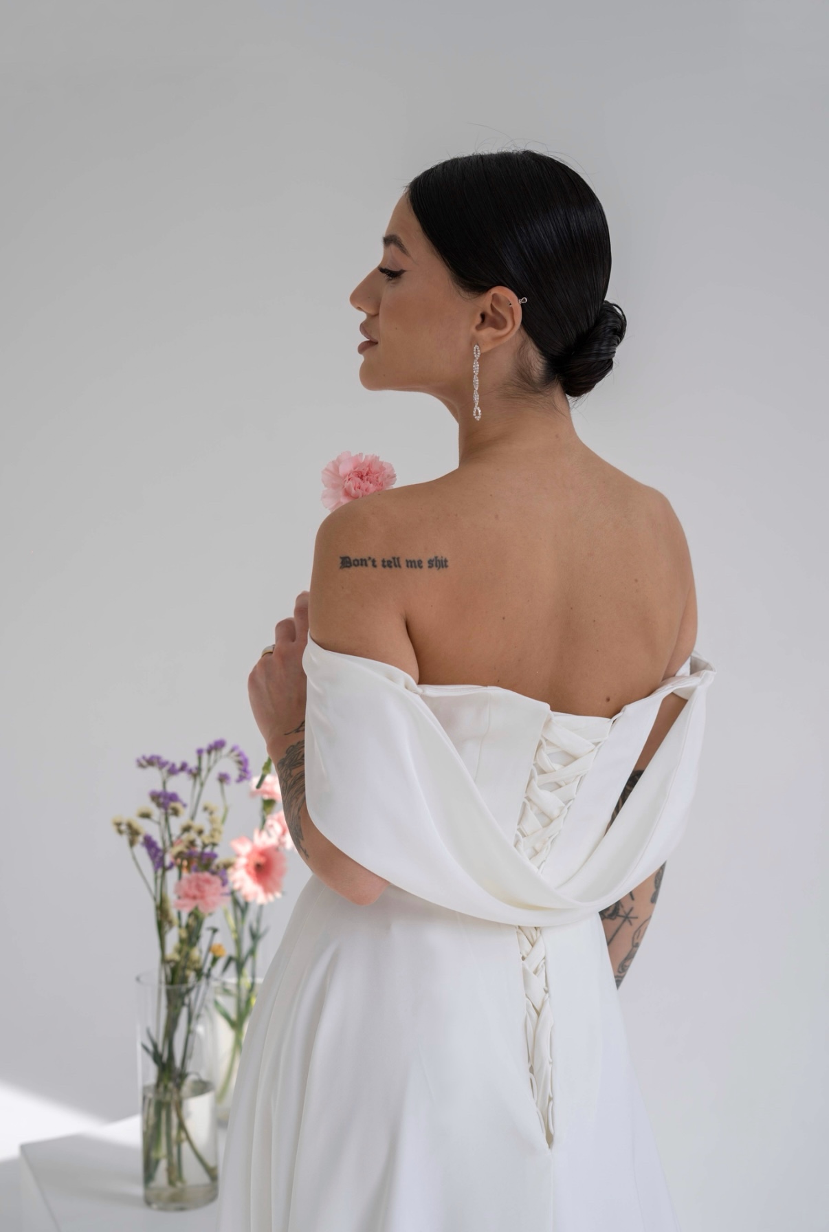 Свадебное платье с открытыми плечами