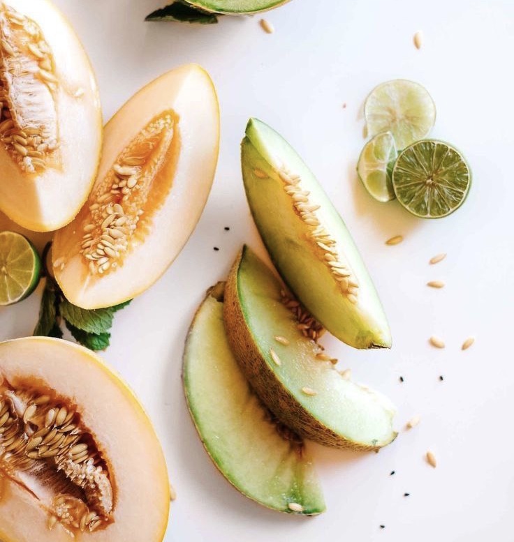 Прошутто с дыней в италии. Дыня сочетание. Цвет дыни. Тропическая дыня. Дыня реклама.