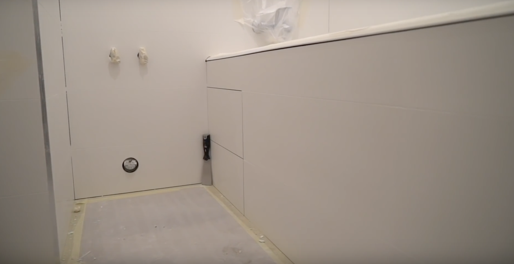 Экран под ванной из плитки: как сделать своими руками?