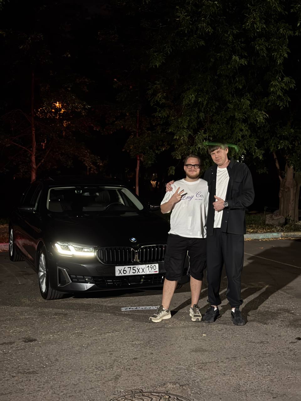 Эксперт с клиентом и авто