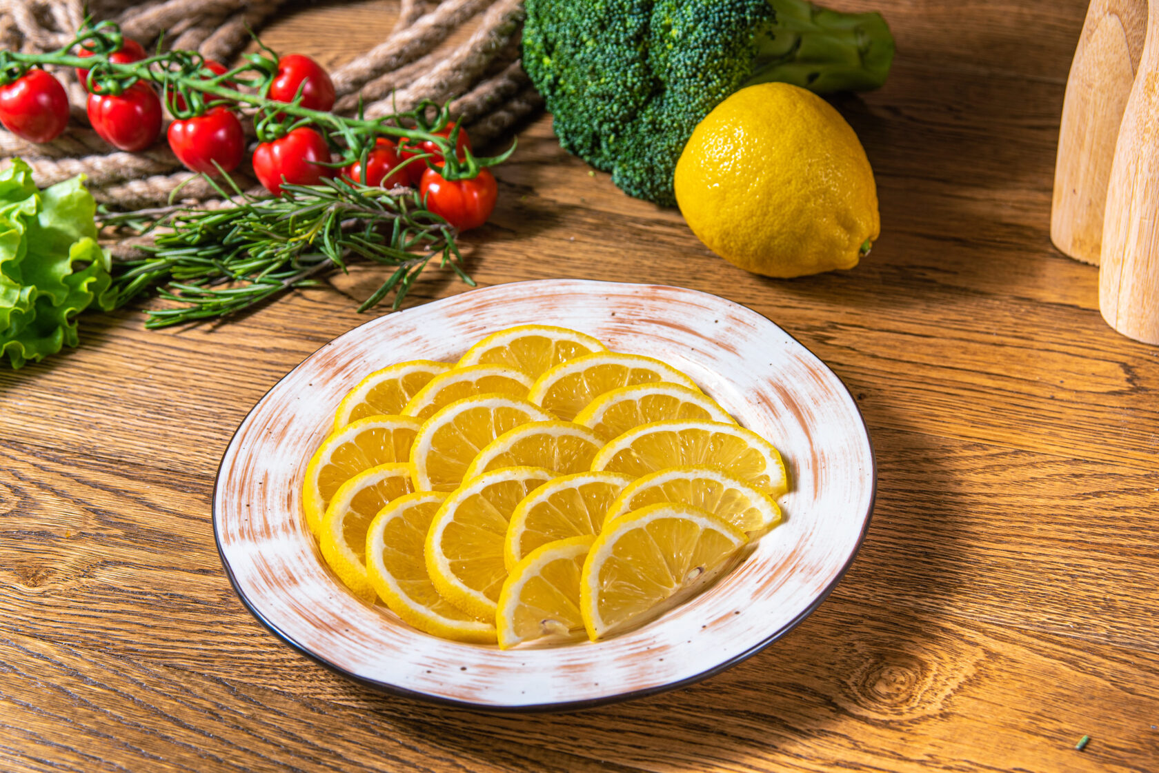 Кружочки лимона, выложенные на тарелке