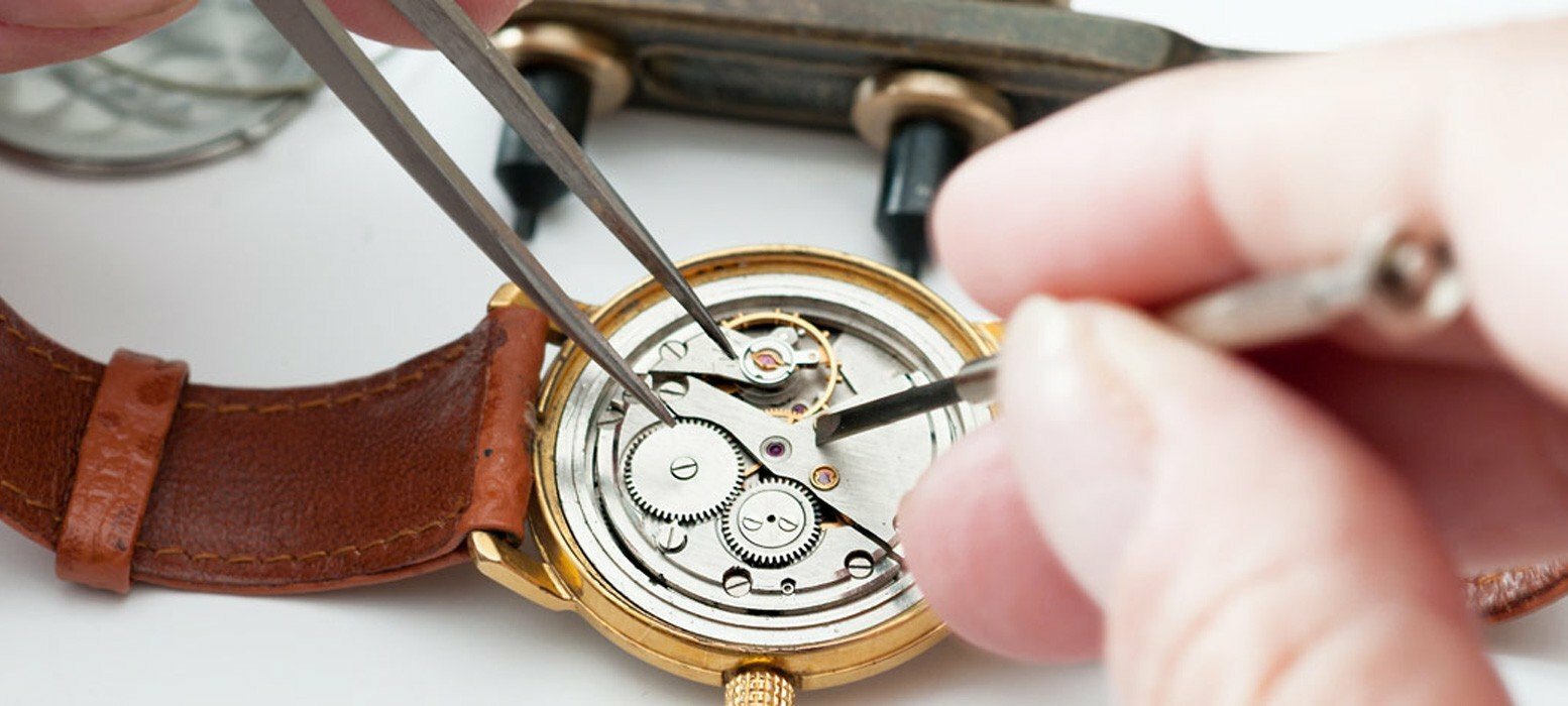 Ювелирный ремонт часов. Швейцарские часы мастерская. Часы и Часовщик. Починить часы. Чинит часы.