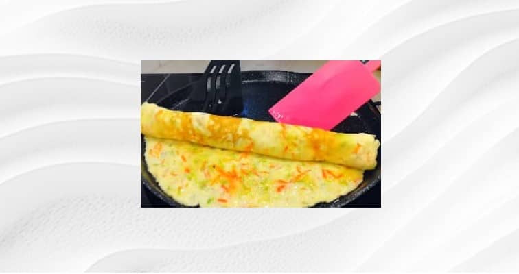 Приготовление рулета из омлета с сыром и кабачком: шаг 7