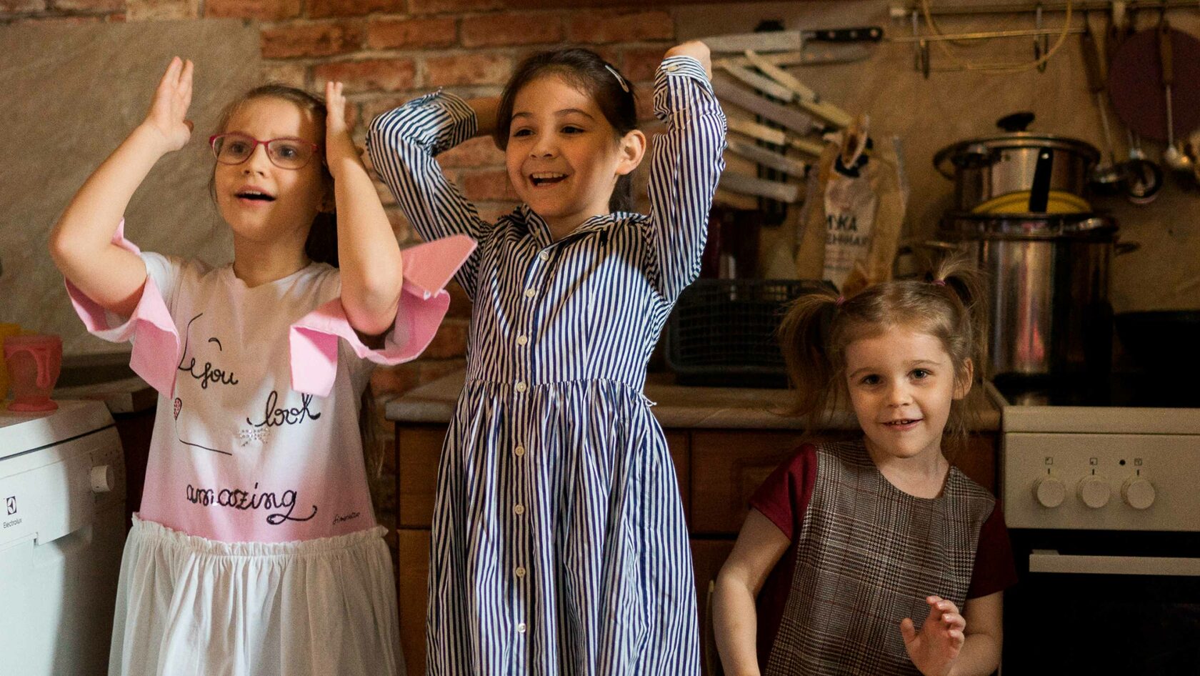 Детский рисунок елки и радуги, сделанный яркими карандашами