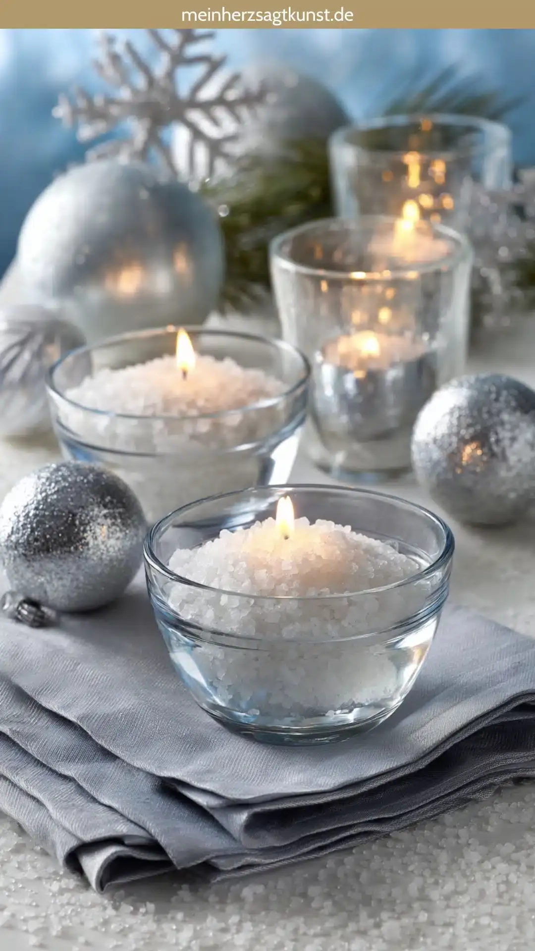 Зимнее украшение стола фонарями, установленными в соляных нишах, создающими эффект заснеженного ледяного пейзажа.