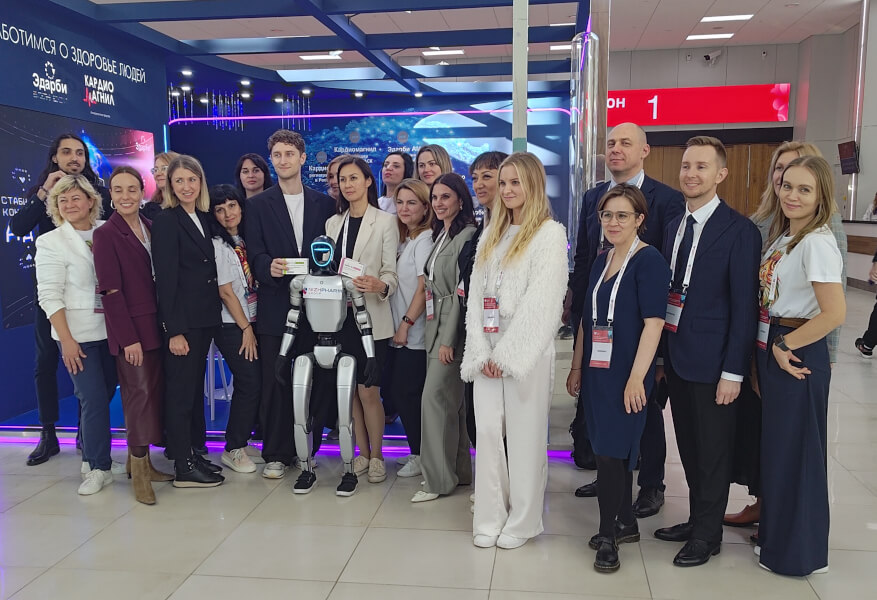 Робот-гуманоид Unitree G1 машет рукой гостям мероприятия