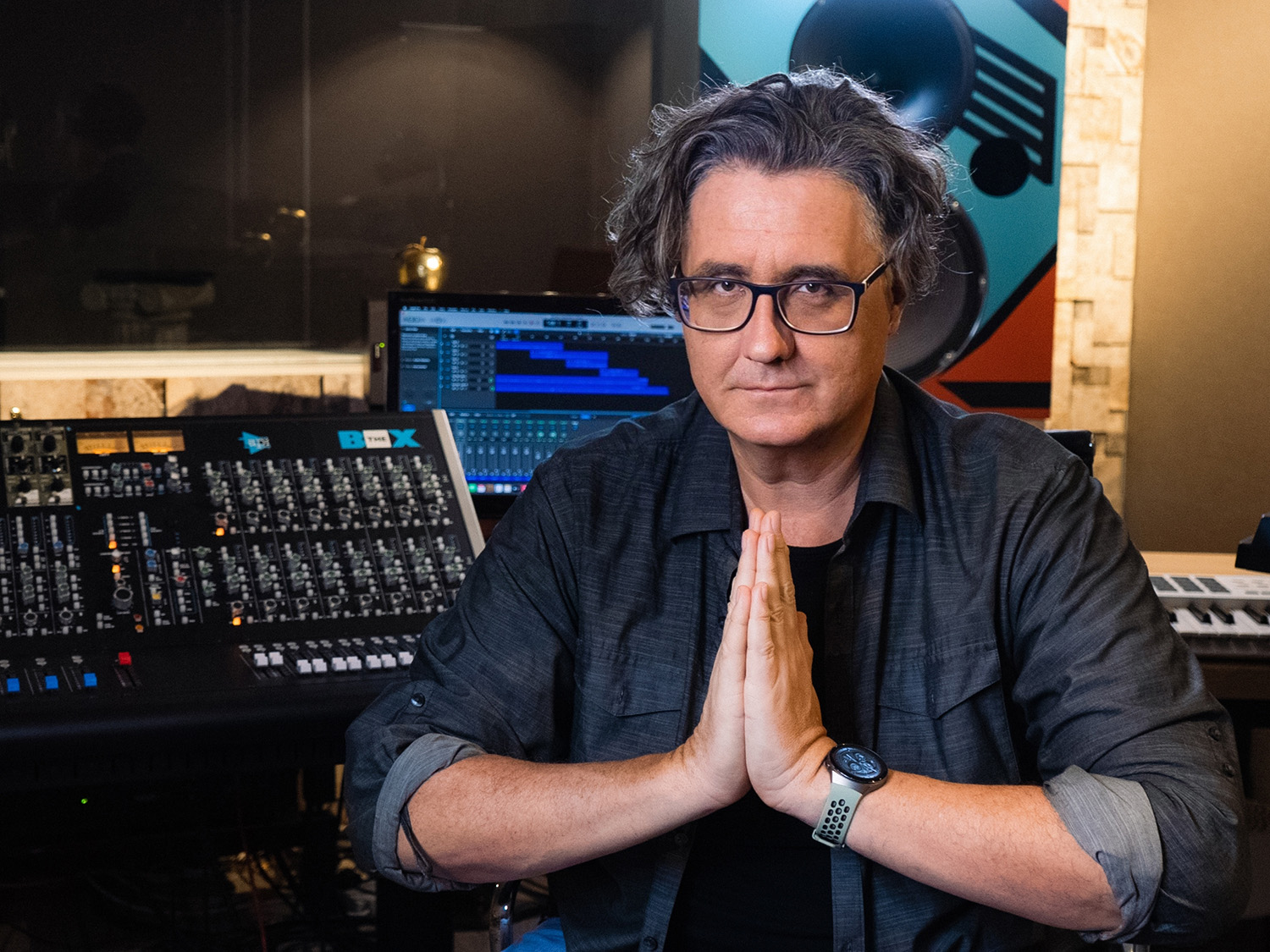 Вячеслав Тюрин в студии — легендарный продюсер, основатель музыкальной школы «Продюсируй себя», рассказывает о создании хитов и обучении молодых музыкантов