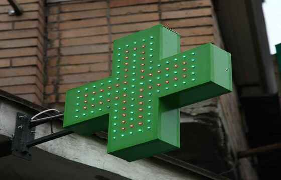 Вывеска на кронштейне для аптеки