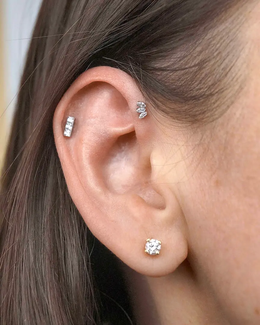 Пирсинг Форвард Хеликс в Казани с украшением