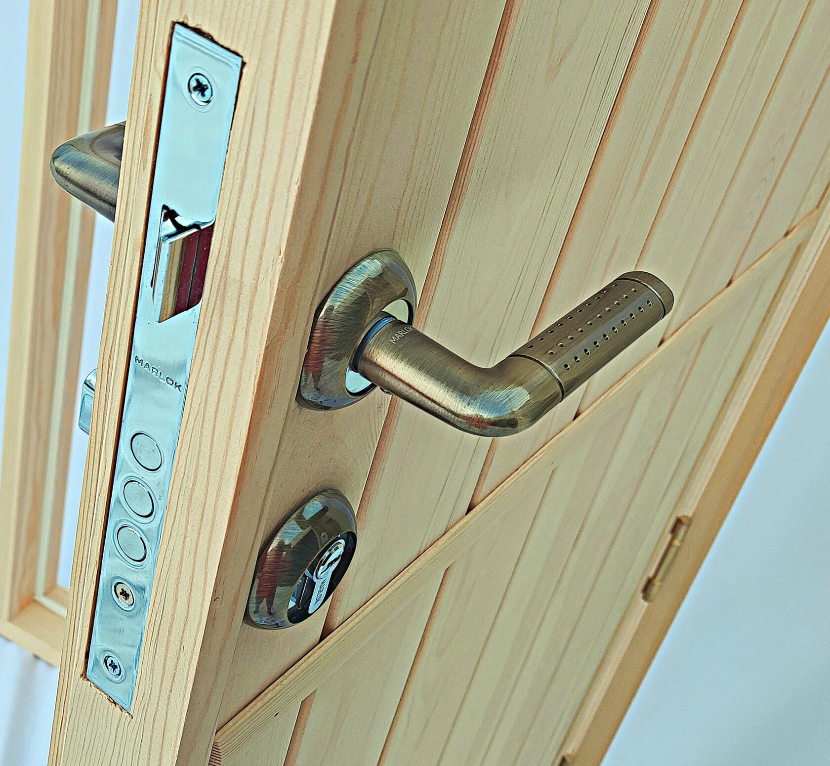 Металлическая ручка и замок на входной двери