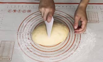 Приготовление закрытого пирога с грибами и картошкой в духовке: шаг 10