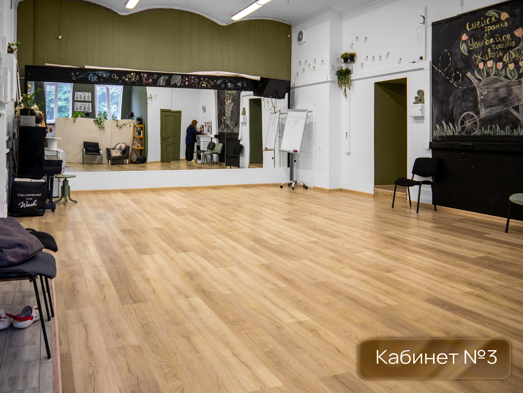 Деталь интерьера «Кабинета»: меловая доска, растения, мягкий дневной свет