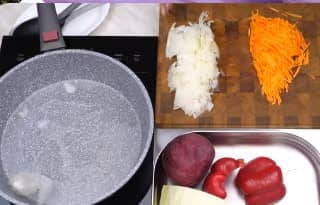 Приготовление борща со свеклой и свежей капустой: шаг 4
