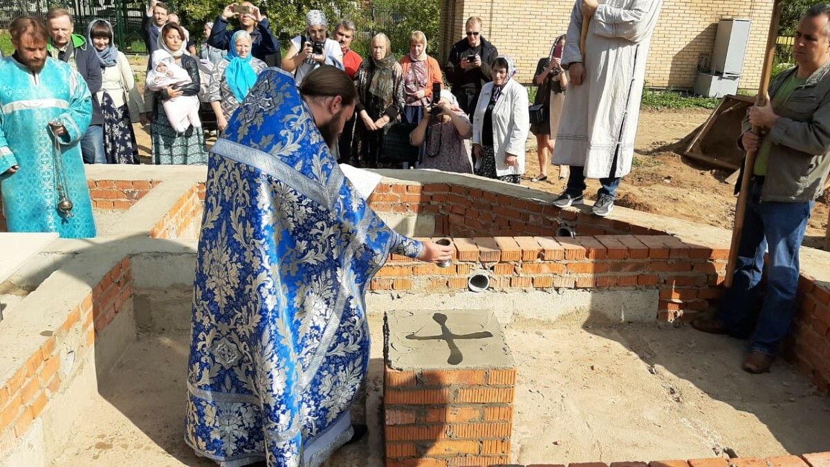 Закладка камня храма. Камень на закладку храма. Закладка камня в церкви Пудовка. Закладка камня для храма в Запрудне в 1995 г. Каменный храм.