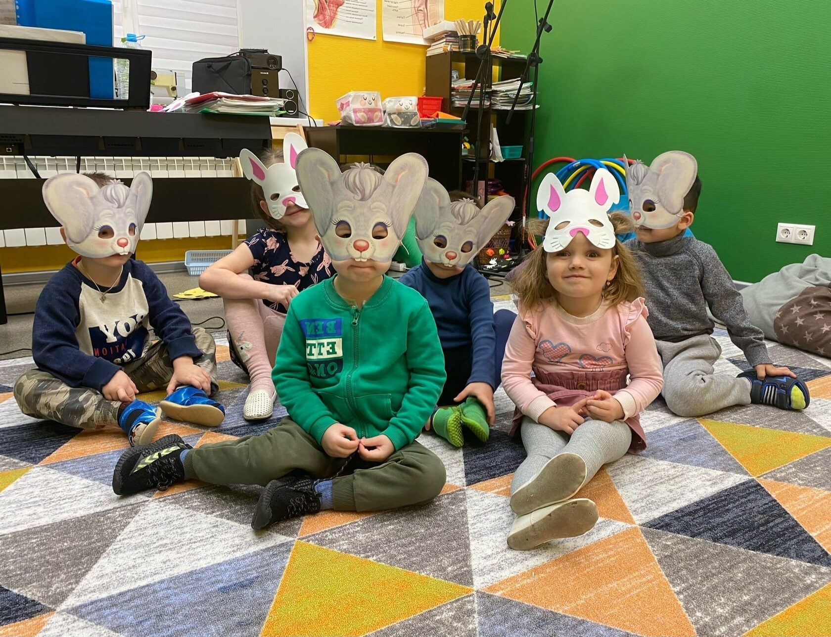 дети в масках мышек на музыкальном занятии в детском центре
