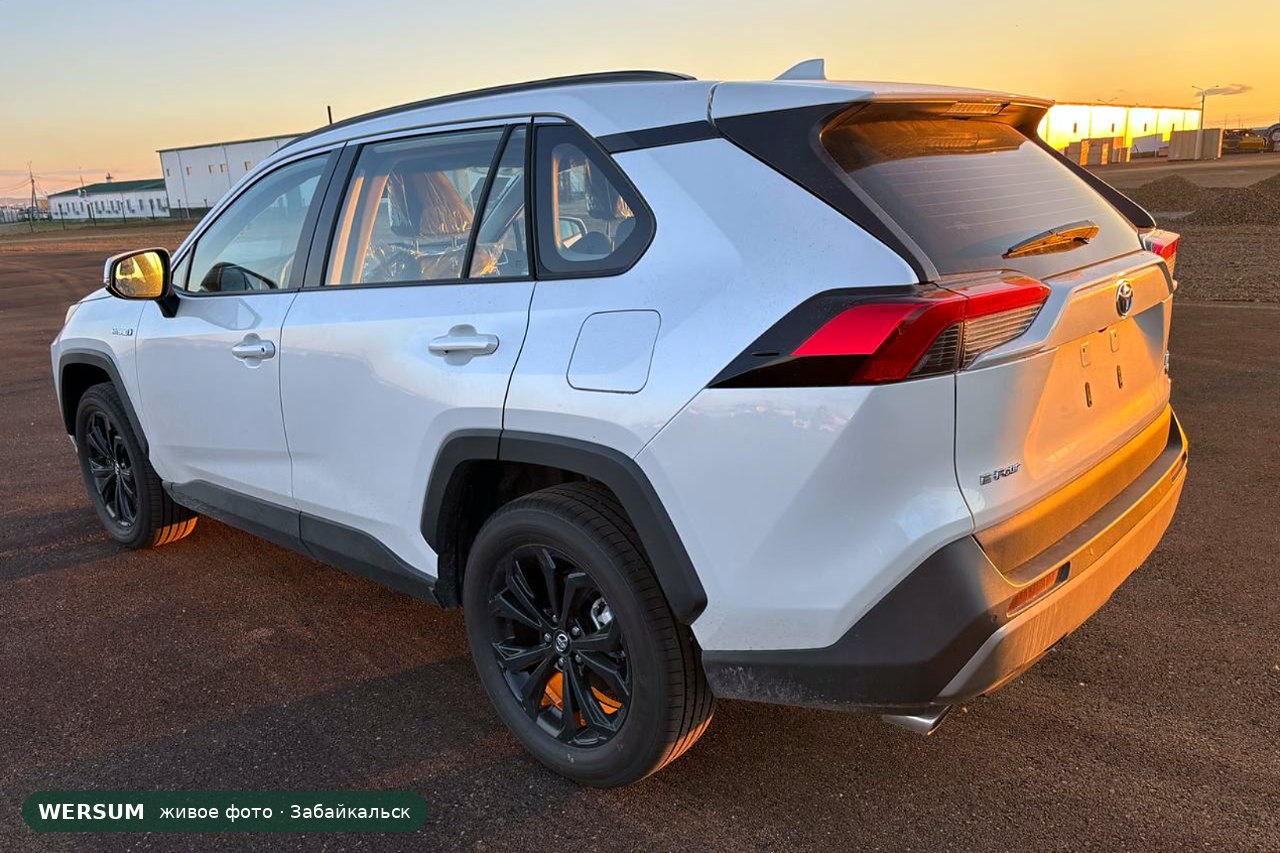 Toyota RAV4, гибрид, три четверти сзади