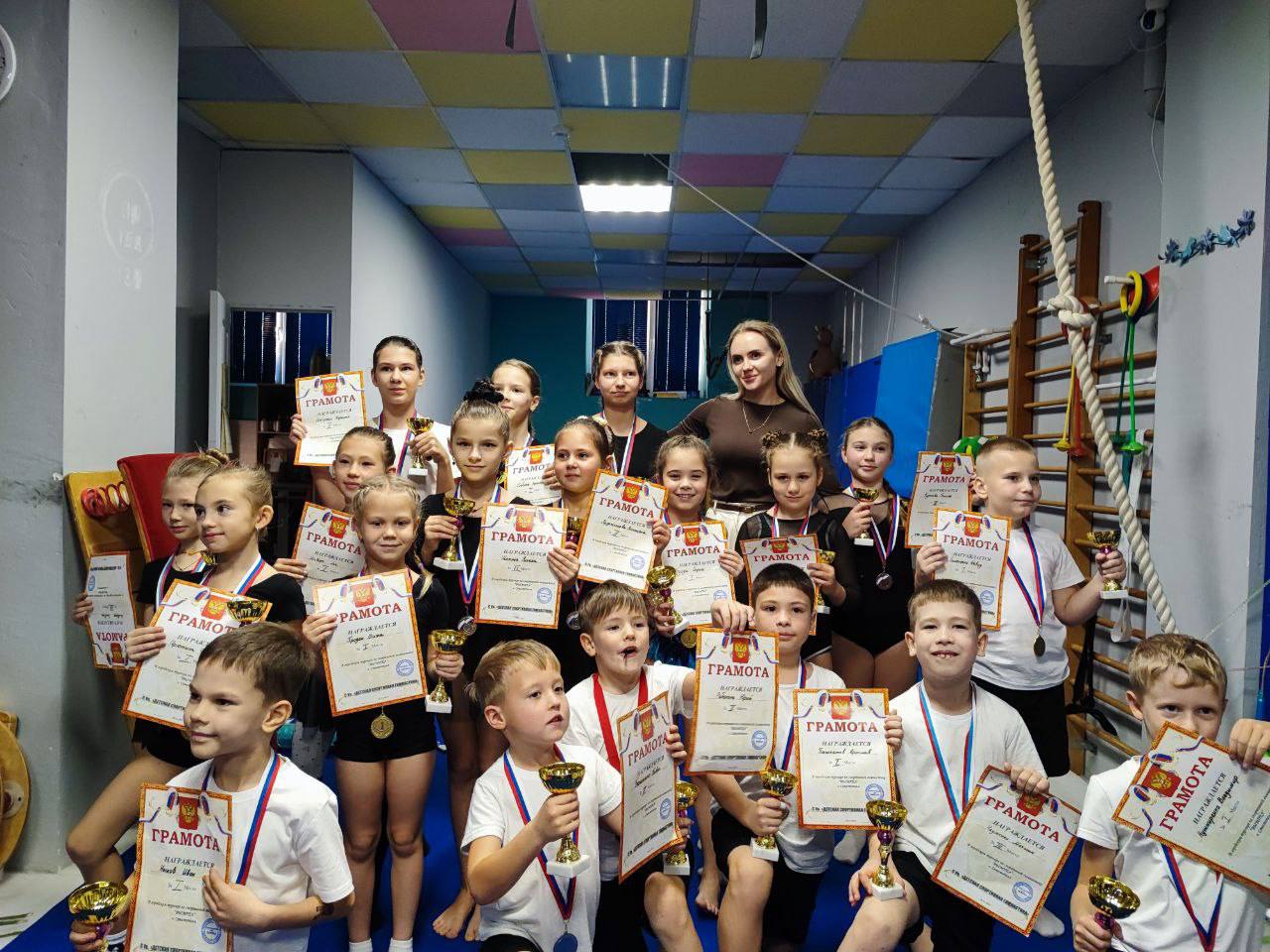 Ребёнок занимается спортивной гимнастикой на тренировке