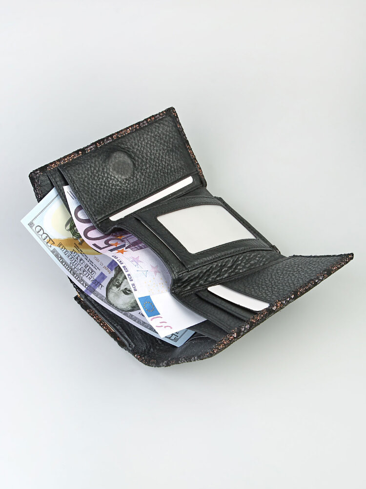 Кошелек в три сложения женский. Изделие выполнено из натуральной кожи. Имеет несколько отделений. Закрывается на магнит.