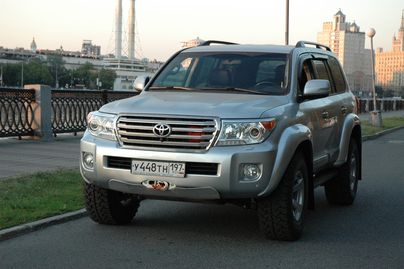 Toyota land cruiser бензин. 275/70/18 Land Cruiser. Тойота л200. Land Cruiser 200 37 колеса.