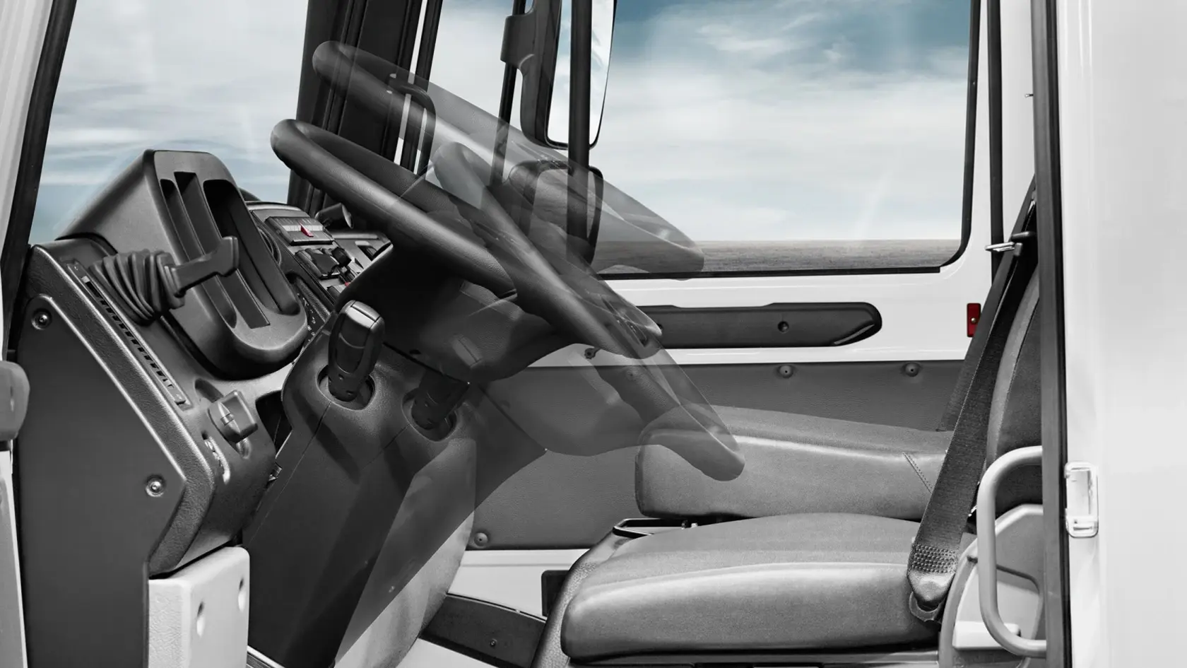 Кабина Unimog: рулевое колесо, рычаг переключения передач и переднее пассажирское сиденье