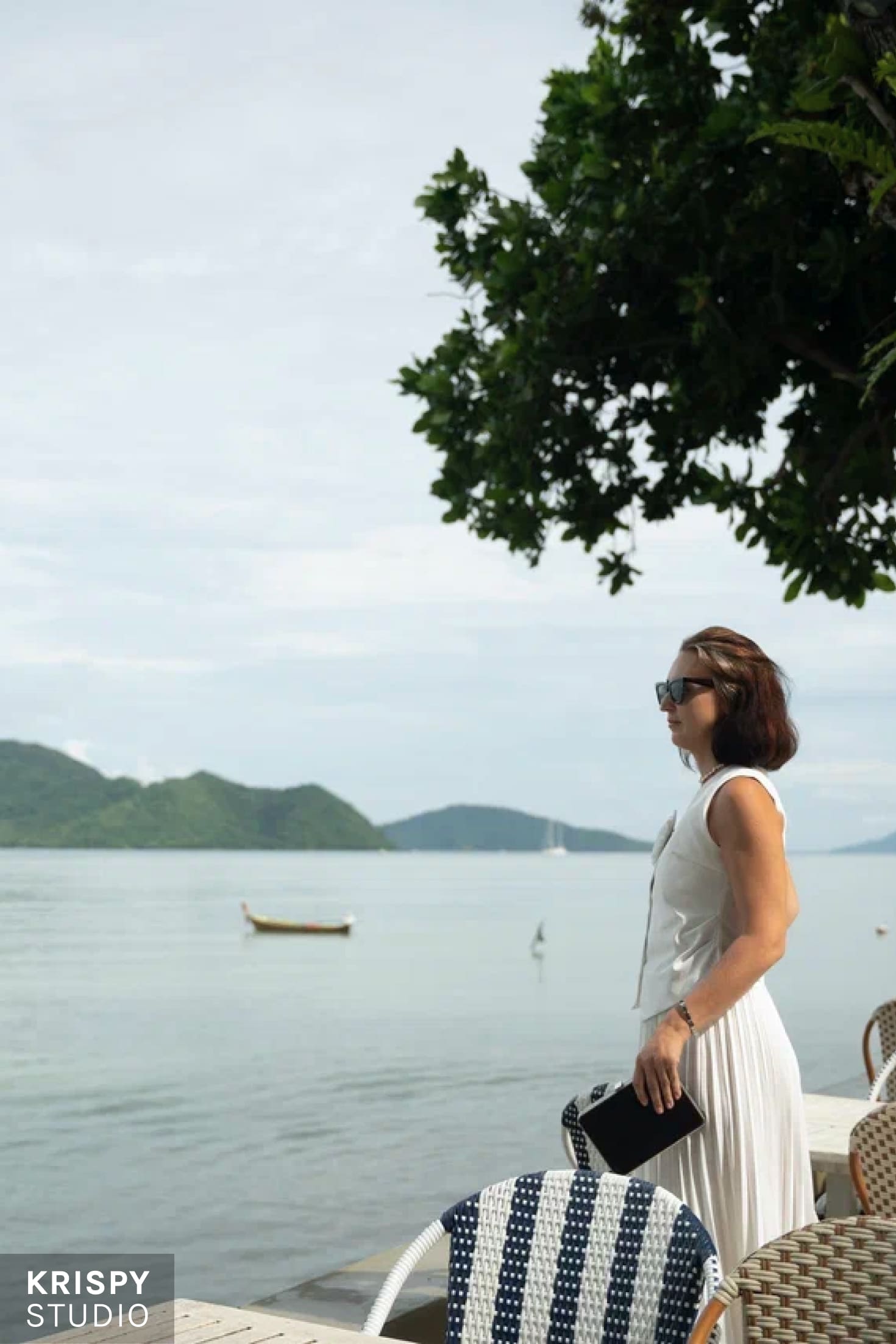 Фотосессия бизнес-леди на фоне океана, роскошный ресторан