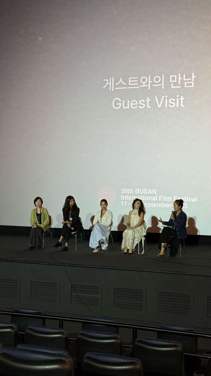 Қызыл бас кискалардың фотосы Тамағындағы ұзын әтеш