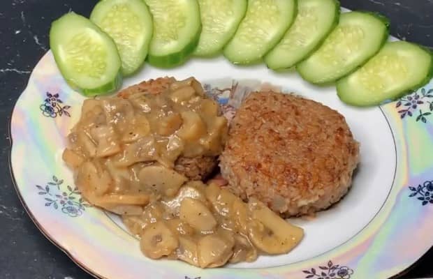 Приготовление постных котлет из гречки на сковороде: шаг 10