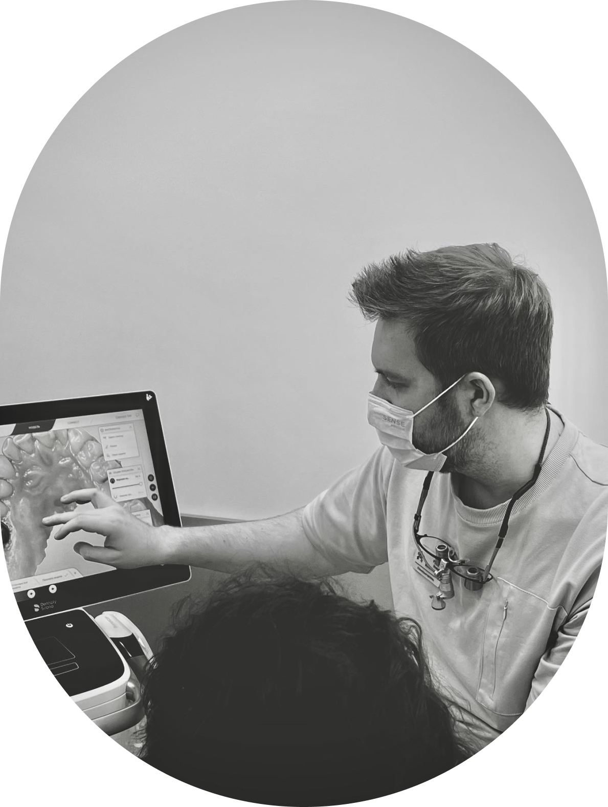 3 изображения врача стоматолога-ортопеда Русакова Никиты в процессе работы, сидя за операционным микроскопом и рядом с пациентом