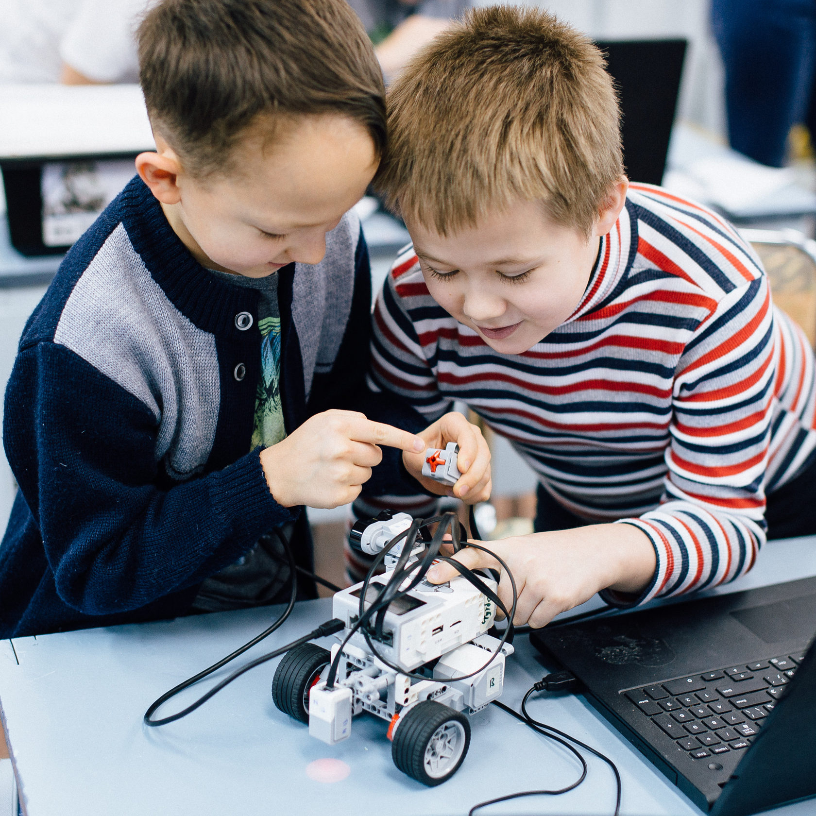 В кружке робототехники занимаются ученики разных классов. Робототехника для детей. Роботостроение для детей. Школа робототехники для детей. Работодтнхниеп.