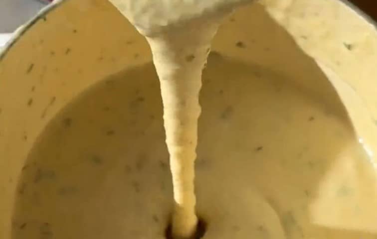 Приготовление картофельных блинчиков из пюре на сковороде: шаг 6