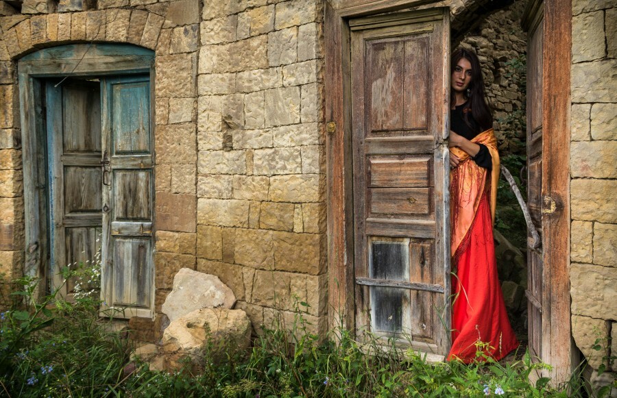 открытая дверь в природу. дверь в горах. открытая дверь. дагестан дверь в горах. открытая дверь в природу.